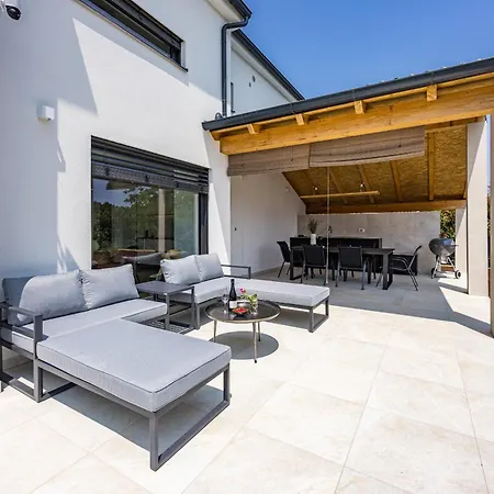 Enja For 8 People Near Pula With Private Pool & Pet Friendly Vila Vintijan