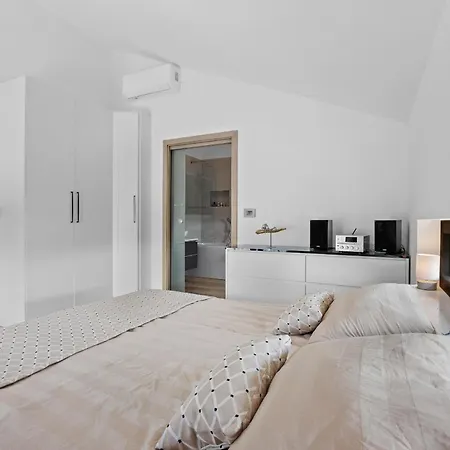Enja For 8 People Near Pula With Private Pool & Pet Friendly Vila *