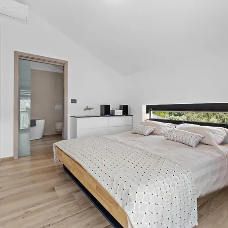 Enja For 8 People Near Pula With Private Pool & Pet Friendly Vintijan