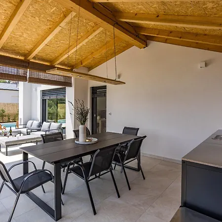 Enja For 8 People Near Pula With Private Pool & Pet Friendly Vila Vintijan