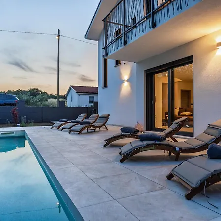 Enja For 8 People Near Pula With Private Pool & Pet Friendly Vintijan