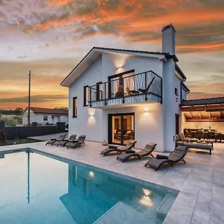 Villa Enja For 8 People Near Pula With Private Pool & Pet Friendly *