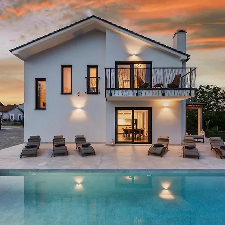 Enja For 8 People Near Pula With Private Pool & Pet Friendly Vintijan